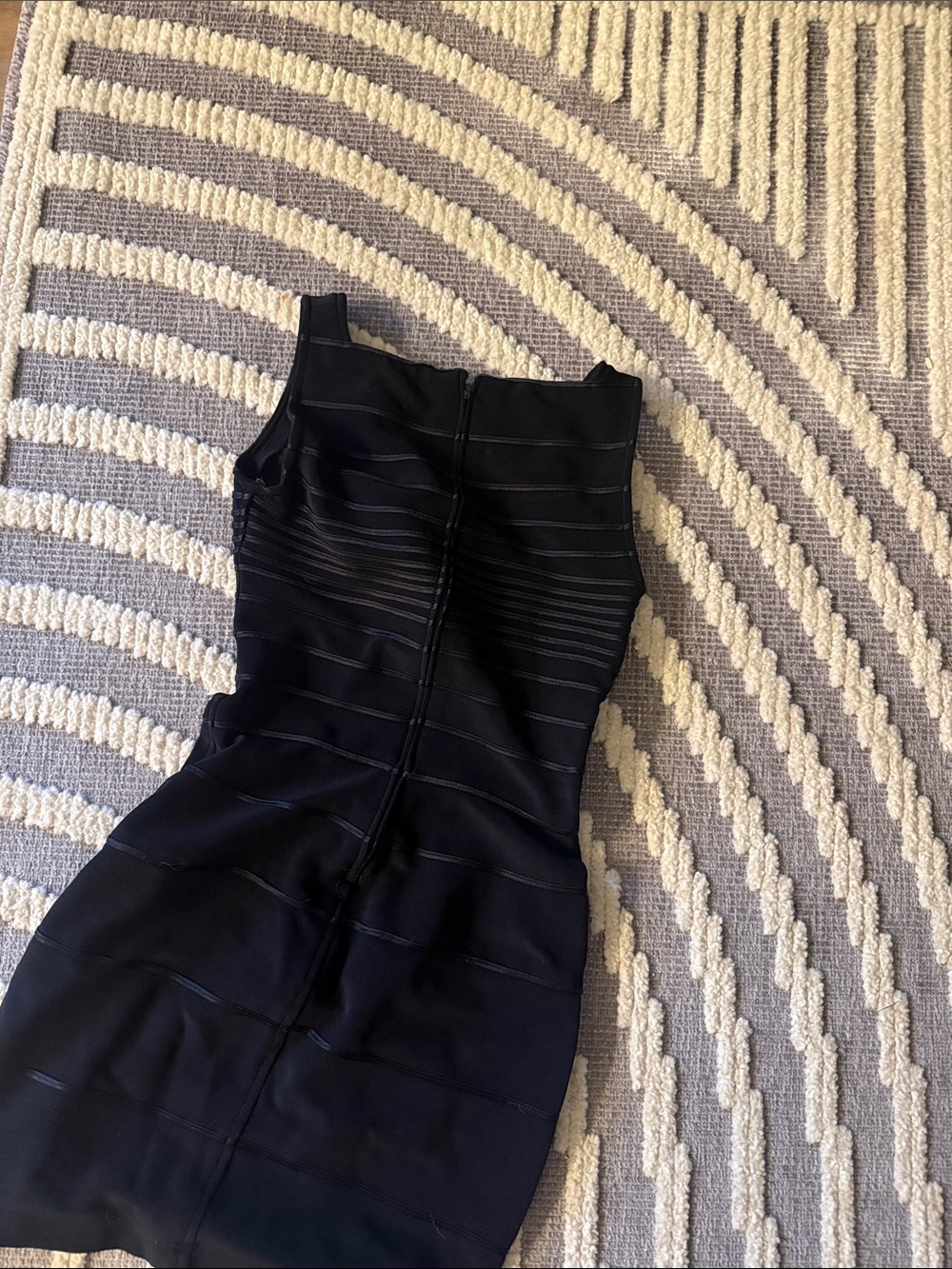 Cache dress - Picture 2 of 5